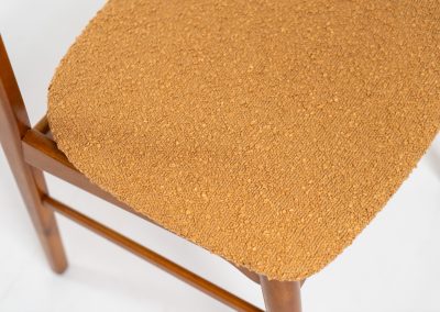 Set of 4 stunning ‘model 206’ dining chairs by Thomas Harlev for Farstrup (Denmark, 1960s). A beautiful design featuring a generously curved teak back rest and a solid beech frame with sleek lines. The chairs are newly upholstered in a orange/brown bouclé fabric. All chairs are in very good condition!