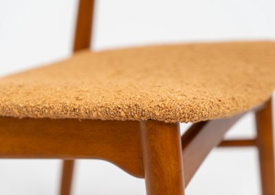 Set of 4 stunning ‘model 206’ dining chairs by Thomas Harlev for Farstrup (Denmark, 1960s). A beautiful design featuring a generously curved teak back rest and a solid beech frame with sleek lines. The chairs are newly upholstered in a orange/brown bouclé fabric. All chairs are in very good condition!