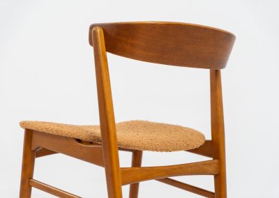 Set of 4 stunning ‘model 206’ dining chairs by Thomas Harlev for Farstrup (Denmark, 1960s). A beautiful design featuring a generously curved teak back rest and a solid beech frame with sleek lines. The chairs are newly upholstered in a orange/brown bouclé fabric. All chairs are in very good condition!