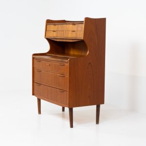 Danish secretary in teak, 1960s. A highly versatile piece featuring seven drawers with beautiful handles, a pull-out leaf, a mirror and lots of storage space. A convenient piece that finds its way in any setting. In very good condition!