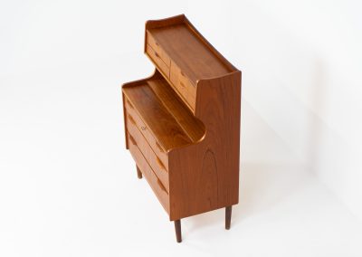 Danish secretary in teak, 1960s. A highly versatile piece featuring seven drawers with beautiful handles, a pull-out leaf, a mirror and lots of storage space. A convenient piece that finds its way in any setting. In very good condition!