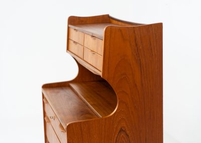 Danish secretary in teak, 1960s. A highly versatile piece featuring seven drawers with beautiful handles, a pull-out leaf, a mirror and lots of storage space. A convenient piece that finds its way in any setting. In very good condition!