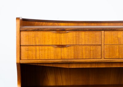 Danish secretary in teak, 1960s. A highly versatile piece featuring seven drawers with beautiful handles, a pull-out leaf, a mirror and lots of storage space. A convenient piece that finds its way in any setting. In very good condition!