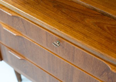 Danish secretary in teak, 1960s. A highly versatile piece featuring seven drawers with beautiful handles, a pull-out leaf, a mirror and lots of storage space. A convenient piece that finds its way in any setting. In very good condition!