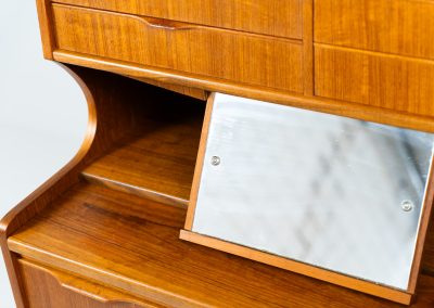 Danish secretary in teak, 1960s. A highly versatile piece featuring seven drawers with beautiful handles, a pull-out leaf, a mirror and lots of storage space. A convenient piece that finds its way in any setting. In very good condition!