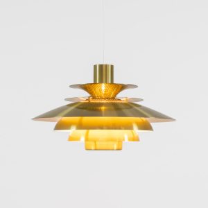 Beautiful Verona pendant light by Kurt Wiborg Jeka Metaltryk (Denmark, 1980s). Wa very nice lamp made of six aluminium shades in a messing color. It is in very good condition and still has the makers label on it. Newly rewired.