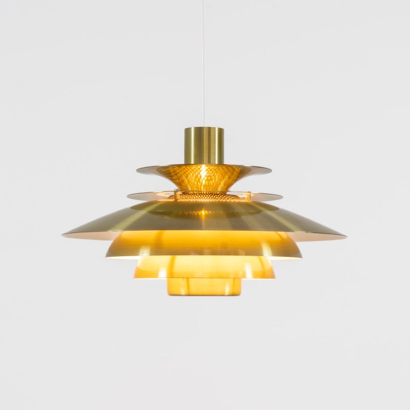 Beautiful Verona pendant light by Kurt Wiborg Jeka Metaltryk (Denmark, 1980s). Wa very nice lamp made of six aluminium shades in a messing color. It is in very good condition and still has the makers label on it. Newly rewired.