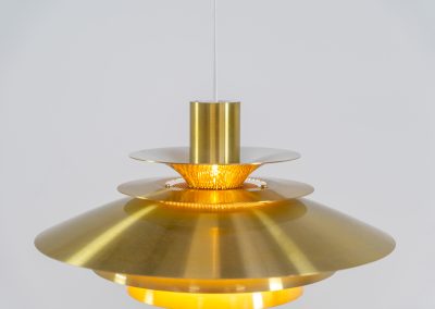 Beautiful Verona pendant light by Kurt Wiborg Jeka Metaltryk (Denmark, 1980s). Wa very nice lamp made of six aluminium shades in a messing color. It is in very good condition and still has the makers label on it. Newly rewired.