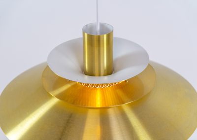 Beautiful Verona pendant light by Kurt Wiborg Jeka Metaltryk (Denmark, 1980s). Wa very nice lamp made of six aluminium shades in a messing color. It is in very good condition and still has the makers label on it. Newly rewired.