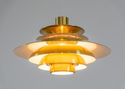 Beautiful Verona pendant light by Kurt Wiborg Jeka Metaltryk (Denmark, 1980s). Wa very nice lamp made of six aluminium shades in a messing color. It is in very good condition and still has the makers label on it. Newly rewired.