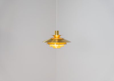 Beautiful Verona pendant light by Kurt Wiborg Jeka Metaltryk (Denmark, 1980s). Wa very nice lamp made of six aluminium shades in a messing color. It is in very good condition and still has the makers label on it. Newly rewired.