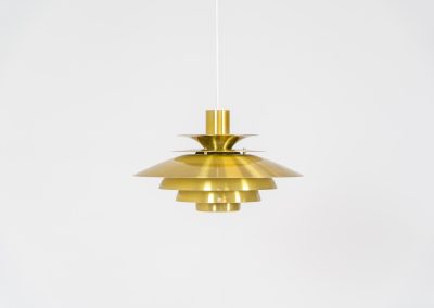 Beautiful Verona pendant light by Kurt Wiborg Jeka Metaltryk (Denmark, 1980s). Wa very nice lamp made of six aluminium shades in a messing color. It is in very good condition and still has the makers label on it. Newly rewired.