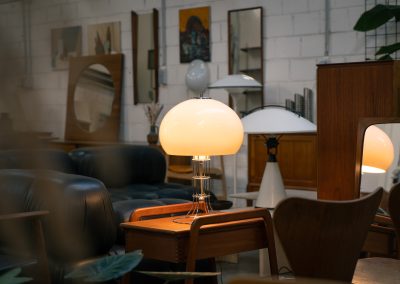 Beautiful table lamp by Herda (The Netherlands, 1970s). A beautifully crafted piece made out of a chrome tubular base and a white plastic mushroom lampshade. The lamp can be switched on and off with a pull-chord. In very good condition.