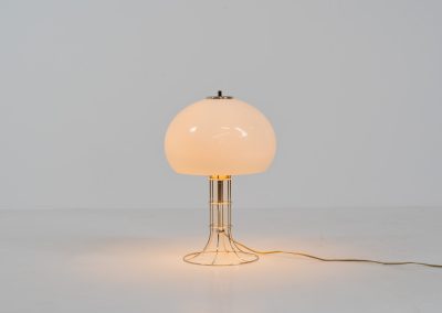 Beautiful table lamp by Herda (The Netherlands, 1970s). A beautifully crafted piece made out of a chrome tubular base and a white plastic mushroom lampshade. The lamp can be switched on and off with a pull-chord. In very good condition.