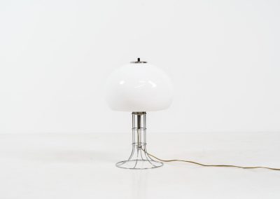 Beautiful table lamp by Herda (The Netherlands, 1970s). A beautifully crafted piece made out of a chrome tubular base and a white plastic mushroom lampshade. The lamp can be switched on and off with a pull-chord. In very good condition.