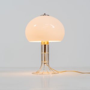 Beautiful table lamp by Herda (The Netherlands, 1970s). A beautifully crafted piece made out of a chrome tubular base and a white plastic mushroom lampshade. The lamp can be switched on and off with a pull-chord. In very good condition.