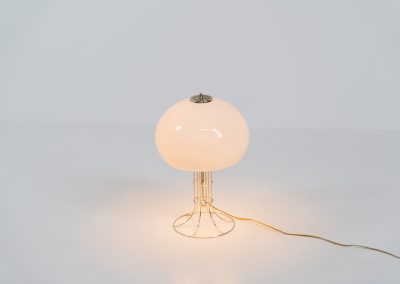 Beautiful table lamp by Herda (The Netherlands, 1970s). A beautifully crafted piece made out of a chrome tubular base and a white plastic mushroom lampshade. The lamp can be switched on and off with a pull-chord. In very good condition.