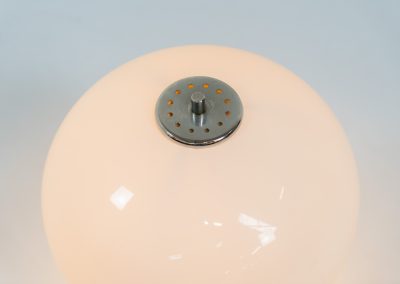 Beautiful table lamp by Herda (The Netherlands, 1970s). A beautifully crafted piece made out of a chrome tubular base and a white plastic mushroom lampshade. The lamp can be switched on and off with a pull-chord. In very good condition.