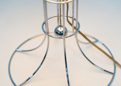 Beautiful table lamp by Herda (The Netherlands, 1970s). A beautifully crafted piece made out of a chrome tubular base and a white plastic mushroom lampshade. The lamp can be switched on and off with a pull-chord. In very good condition.