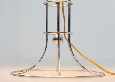 Beautiful table lamp by Herda (The Netherlands, 1970s). A beautifully crafted piece made out of a chrome tubular base and a white plastic mushroom lampshade. The lamp can be switched on and off with a pull-chord. In very good condition.
