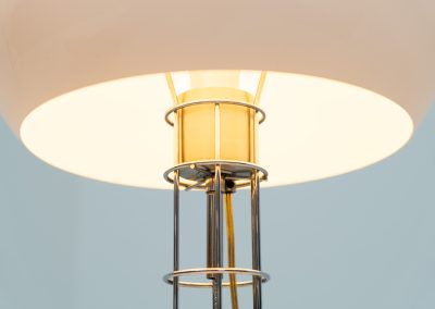 Beautiful table lamp by Herda (The Netherlands, 1970s). A beautifully crafted piece made out of a chrome tubular base and a white plastic mushroom lampshade. The lamp can be switched on and off with a pull-chord. In very good condition.