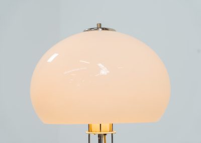 Beautiful table lamp by Herda (The Netherlands, 1970s). A beautifully crafted piece made out of a chrome tubular base and a white plastic mushroom lampshade. The lamp can be switched on and off with a pull-chord. In very good condition.