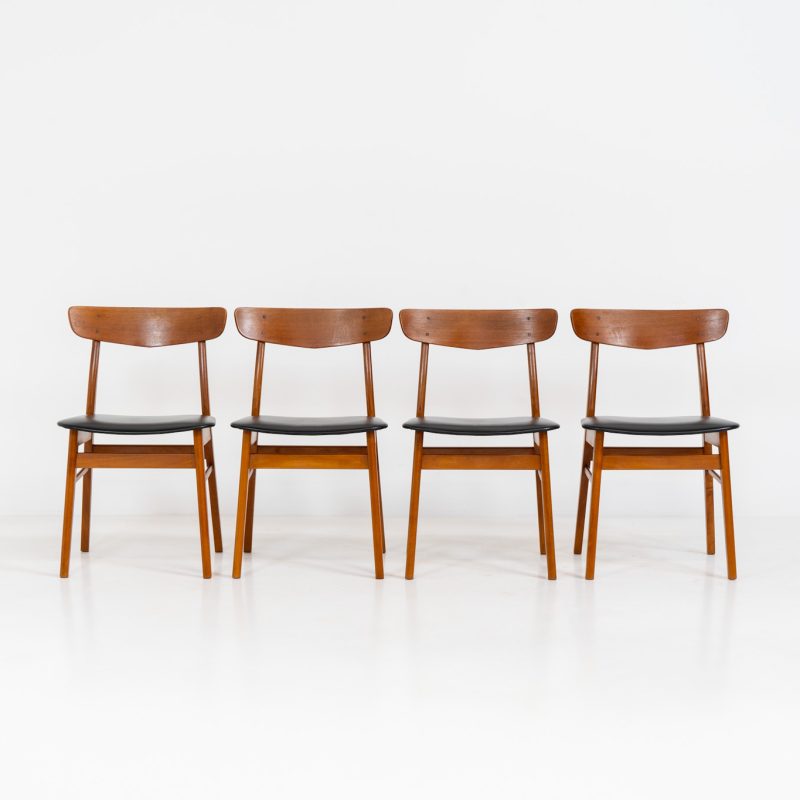Set of 4 Mosbøl dining chairs by Findahl (Denmark, 1960s). This timeless design combines durable Danish craftsmanship with elegance. Featuring a solid beech frame and a teak backrest. They are upholstered in a black skai leather. In good condition with some normal using traces.