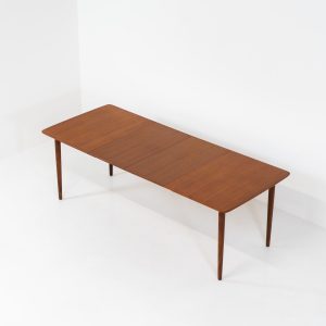 Large extendable dining table by Rastad & Relling for Gustav Bahus (Norway, 1950s). A stunning high-end teak dining table showcasing beautiful woodgrain, elegant curves, and a natural finish. Effortlessly extendable with one or two leaves, it adjusts from 130 cm to 175 cm or 220 cm, with extensions conveniently stored beneath the tabletop. This table remains in excellent condition.