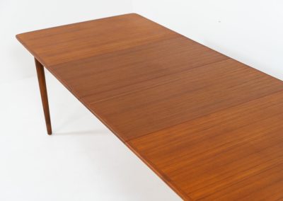 Large extendable dining table by Rastad & Relling for Gustav Bahus (Norway, 1950s). A stunning high-end teak dining table showcasing beautiful woodgrain, elegant curves, and a natural finish. Effortlessly extendable with one or two leaves, it adjusts from 130 cm to 175 cm or 220 cm, with extensions conveniently stored beneath the tabletop. This table remains in excellent condition.