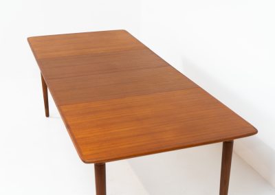 Large extendable dining table by Rastad & Relling for Gustav Bahus (Norway, 1950s). A stunning high-end teak dining table showcasing beautiful woodgrain, elegant curves, and a natural finish. Effortlessly extendable with one or two leaves, it adjusts from 130 cm to 175 cm or 220 cm, with extensions conveniently stored beneath the tabletop. This table remains in excellent condition.