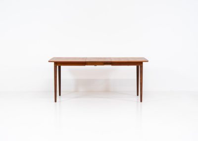 Large extendable dining table by Rastad & Relling for Gustav Bahus (Norway, 1950s). A stunning high-end teak dining table showcasing beautiful woodgrain, elegant curves, and a natural finish. Effortlessly extendable with one or two leaves, it adjusts from 130 cm to 175 cm or 220 cm, with extensions conveniently stored beneath the tabletop. This table remains in excellent condition.