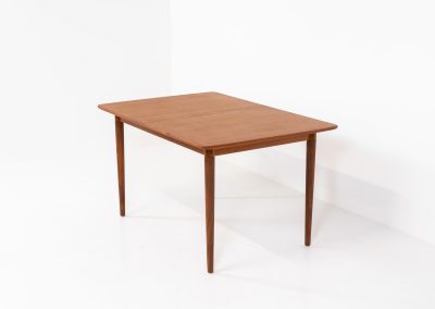 Large extendable dining table by Rastad & Relling for Gustav Bahus (Norway, 1950s). A stunning high-end teak dining table showcasing beautiful woodgrain, elegant curves, and a natural finish. Effortlessly extendable with one or two leaves, it adjusts from 130 cm to 175 cm or 220 cm, with extensions conveniently stored beneath the tabletop. This table remains in excellent condition.