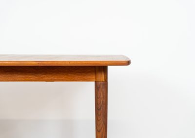 Large extendable dining table by Rastad & Relling for Gustav Bahus (Norway, 1950s). A stunning high-end teak dining table showcasing beautiful woodgrain, elegant curves, and a natural finish. Effortlessly extendable with one or two leaves, it adjusts from 130 cm to 175 cm or 220 cm, with extensions conveniently stored beneath the tabletop. This table remains in excellent condition.