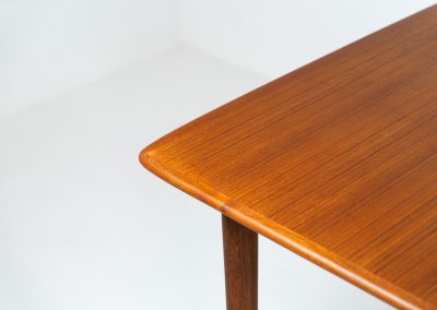 Large extendable dining table by Rastad & Relling for Gustav Bahus (Norway, 1950s). A stunning high-end teak dining table showcasing beautiful woodgrain, elegant curves, and a natural finish. Effortlessly extendable with one or two leaves, it adjusts from 130 cm to 175 cm or 220 cm, with extensions conveniently stored beneath the tabletop. This table remains in excellent condition.