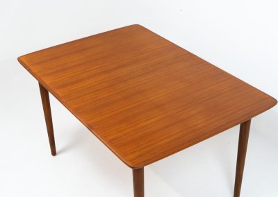 Large extendable dining table by Rastad & Relling for Gustav Bahus (Norway, 1950s). A stunning high-end teak dining table showcasing beautiful woodgrain, elegant curves, and a natural finish. Effortlessly extendable with one or two leaves, it adjusts from 130 cm to 175 cm or 220 cm, with extensions conveniently stored beneath the tabletop. This table remains in excellent condition.
