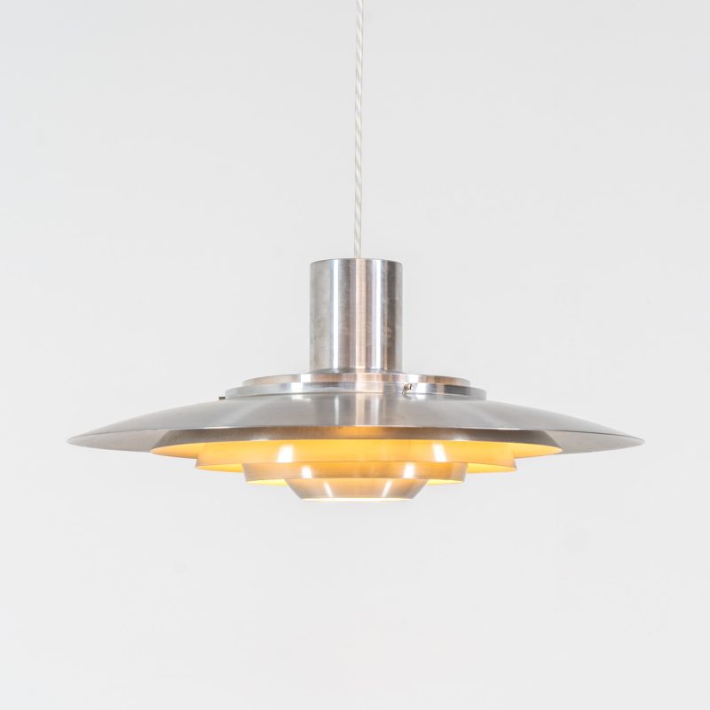 Vintage “P376” pendant light by Jørgen Kastholm & Preben Fabricius for Nordisk Solar (Denmark, 1960s). This magnificent lamp features a series of gently curved, layered aluminum shades that create a stunning glow. Designed in the 1960s, it exemplifies Danish modernism with its clean lines and refined aesthetic, making it a timeless choice for both classic and contemporary interiors. The P376 is a true design icon, perfect for adding a touch of sophistication to any space. With its 55cm in diameter, this is the largest model of the series made in the 60s. It is in original and very good vintage condition.