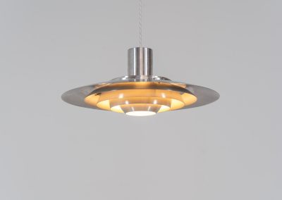 Vintage “P376” pendant light by Jørgen Kastholm & Preben Fabricius for Nordisk Solar (Denmark, 1960s). This magnificent lamp features a series of gently curved, layered aluminum shades that create a stunning glow. Designed in the 1960s, it exemplifies Danish modernism with its clean lines and refined aesthetic, making it a timeless choice for both classic and contemporary interiors. The P376 is a true design icon, perfect for adding a touch of sophistication to any space. With its 55cm in diameter, this is the largest model of the series made in the 60s. It is in original and very good vintage condition.