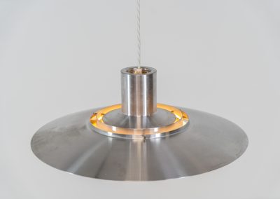 Vintage “P376” pendant light by Jørgen Kastholm & Preben Fabricius for Nordisk Solar (Denmark, 1960s). This magnificent lamp features a series of gently curved, layered aluminum shades that create a stunning glow. Designed in the 1960s, it exemplifies Danish modernism with its clean lines and refined aesthetic, making it a timeless choice for both classic and contemporary interiors. The P376 is a true design icon, perfect for adding a touch of sophistication to any space. With its 55cm in diameter, this is the largest model of the series made in the 60s. It is in original and very good vintage condition.