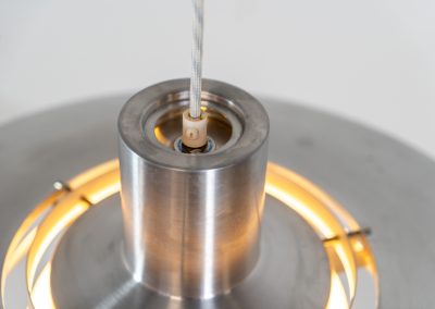 Vintage “P376” pendant light by Jørgen Kastholm & Preben Fabricius for Nordisk Solar (Denmark, 1960s). This magnificent lamp features a series of gently curved, layered aluminum shades that create a stunning glow. Designed in the 1960s, it exemplifies Danish modernism with its clean lines and refined aesthetic, making it a timeless choice for both classic and contemporary interiors. The P376 is a true design icon, perfect for adding a touch of sophistication to any space. With its 55cm in diameter, this is the largest model of the series made in the 60s. It is in original and very good vintage condition.