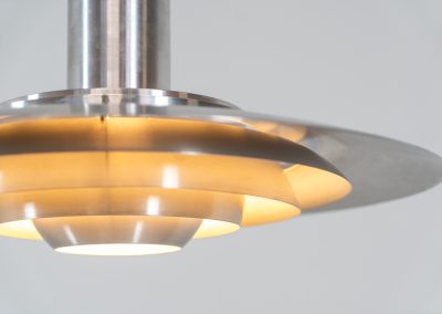 Vintage “P376” pendant light by Jørgen Kastholm & Preben Fabricius for Nordisk Solar (Denmark, 1960s). This magnificent lamp features a series of gently curved, layered aluminum shades that create a stunning glow. Designed in the 1960s, it exemplifies Danish modernism with its clean lines and refined aesthetic, making it a timeless choice for both classic and contemporary interiors. The P376 is a true design icon, perfect for adding a touch of sophistication to any space. With its 55cm in diameter, this is the largest model of the series made in the 60s. It is in original and very good vintage condition.