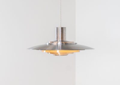 Vintage “P376” pendant light by Jørgen Kastholm & Preben Fabricius for Nordisk Solar (Denmark, 1960s). This magnificent lamp features a series of gently curved, layered aluminum shades that create a stunning glow. Designed in the 1960s, it exemplifies Danish modernism with its clean lines and refined aesthetic, making it a timeless choice for both classic and contemporary interiors. The P376 is a true design icon, perfect for adding a touch of sophistication to any space. With its 55cm in diameter, this is the largest model of the series made in the 60s. It is in original and very good vintage condition.
