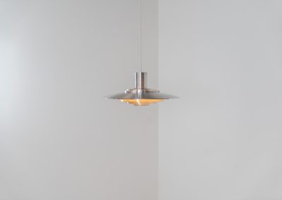 Vintage “P376” pendant light by Jørgen Kastholm & Preben Fabricius for Nordisk Solar (Denmark, 1960s). This magnificent lamp features a series of gently curved, layered aluminum shades that create a stunning glow. Designed in the 1960s, it exemplifies Danish modernism with its clean lines and refined aesthetic, making it a timeless choice for both classic and contemporary interiors. The P376 is a true design icon, perfect for adding a touch of sophistication to any space. With its 55cm in diameter, this is the largest model of the series made in the 60s. It is in original and very good vintage condition.