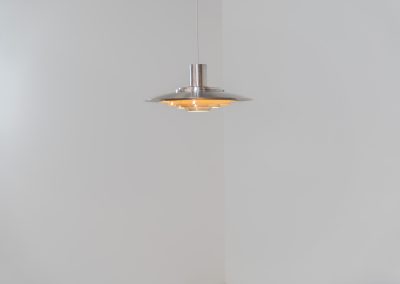 Vintage “P376” pendant light by Jørgen Kastholm & Preben Fabricius for Nordisk Solar (Denmark, 1960s). This magnificent lamp features a series of gently curved, layered aluminum shades that create a stunning glow. Designed in the 1960s, it exemplifies Danish modernism with its clean lines and refined aesthetic, making it a timeless choice for both classic and contemporary interiors. The P376 is a true design icon, perfect for adding a touch of sophistication to any space. With its 55cm in diameter, this is the largest model of the series made in the 60s. It is in original and very good vintage condition.