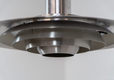 Vintage “P376” pendant light by Jørgen Kastholm & Preben Fabricius for Nordisk Solar (Denmark, 1960s). This magnificent lamp features a series of gently curved, layered aluminum shades that create a stunning glow. Designed in the 1960s, it exemplifies Danish modernism with its clean lines and refined aesthetic, making it a timeless choice for both classic and contemporary interiors. The P376 is a true design icon, perfect for adding a touch of sophistication to any space. With its 55cm in diameter, this is the largest model of the series made in the 60s. It is in original and very good vintage condition.