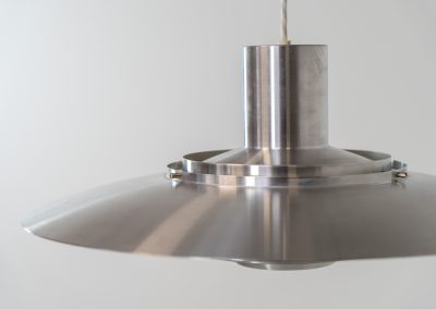 Vintage “P376” pendant light by Jørgen Kastholm & Preben Fabricius for Nordisk Solar (Denmark, 1960s). This magnificent lamp features a series of gently curved, layered aluminum shades that create a stunning glow. Designed in the 1960s, it exemplifies Danish modernism with its clean lines and refined aesthetic, making it a timeless choice for both classic and contemporary interiors. The P376 is a true design icon, perfect for adding a touch of sophistication to any space. With its 55cm in diameter, this is the largest model of the series made in the 60s. It is in original and very good vintage condition.