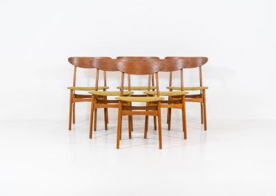 Set of 6 teak dining chairs by Falsled Møbelfabrik (Denmark, 1960s). We are totally in love with the color combination of the beech wood and the mustard/khaki fabric! These elegant and contemporary chairs are made of a solid beech frame and a gently curved teak backrest. Restored and newly upholstered, in very good condition!