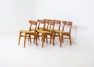 Set of 6 teak dining chairs by Falsled Møbelfabrik (Denmark, 1960s). We are totally in love with the color combination of the beech wood and the mustard/khaki fabric! These elegant and contemporary chairs are made of a solid beech frame and a gently curved teak backrest. Restored and newly upholstered, in very good condition!