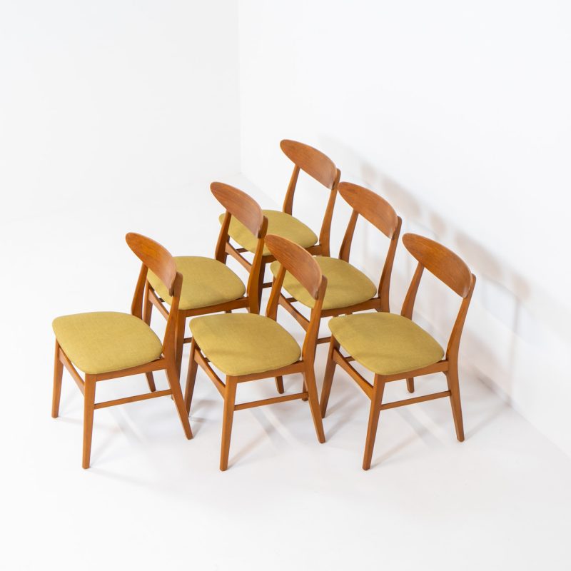 Set of 6 teak dining chairs by Falsled Møbelfabrik (Denmark, 1960s). We are totally in love with the color combination of the beech wood and the mustard/khaki fabric! These elegant and contemporary chairs are made of a solid beech frame and a gently curved teak backrest. Restored and newly upholstered, in very good condition!