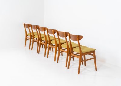 Set of 6 teak dining chairs by Falsled Møbelfabrik (Denmark, 1960s). We are totally in love with the color combination of the beech wood and the mustard/khaki fabric! These elegant and contemporary chairs are made of a solid beech frame and a gently curved teak backrest. Restored and newly upholstered, in very good condition!