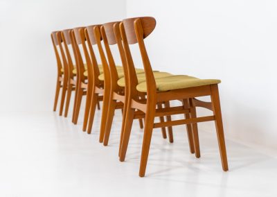 Set of 6 teak dining chairs by Falsled Møbelfabrik (Denmark, 1960s). We are totally in love with the color combination of the beech wood and the mustard/khaki fabric! These elegant and contemporary chairs are made of a solid beech frame and a gently curved teak backrest. Restored and newly upholstered, in very good condition!